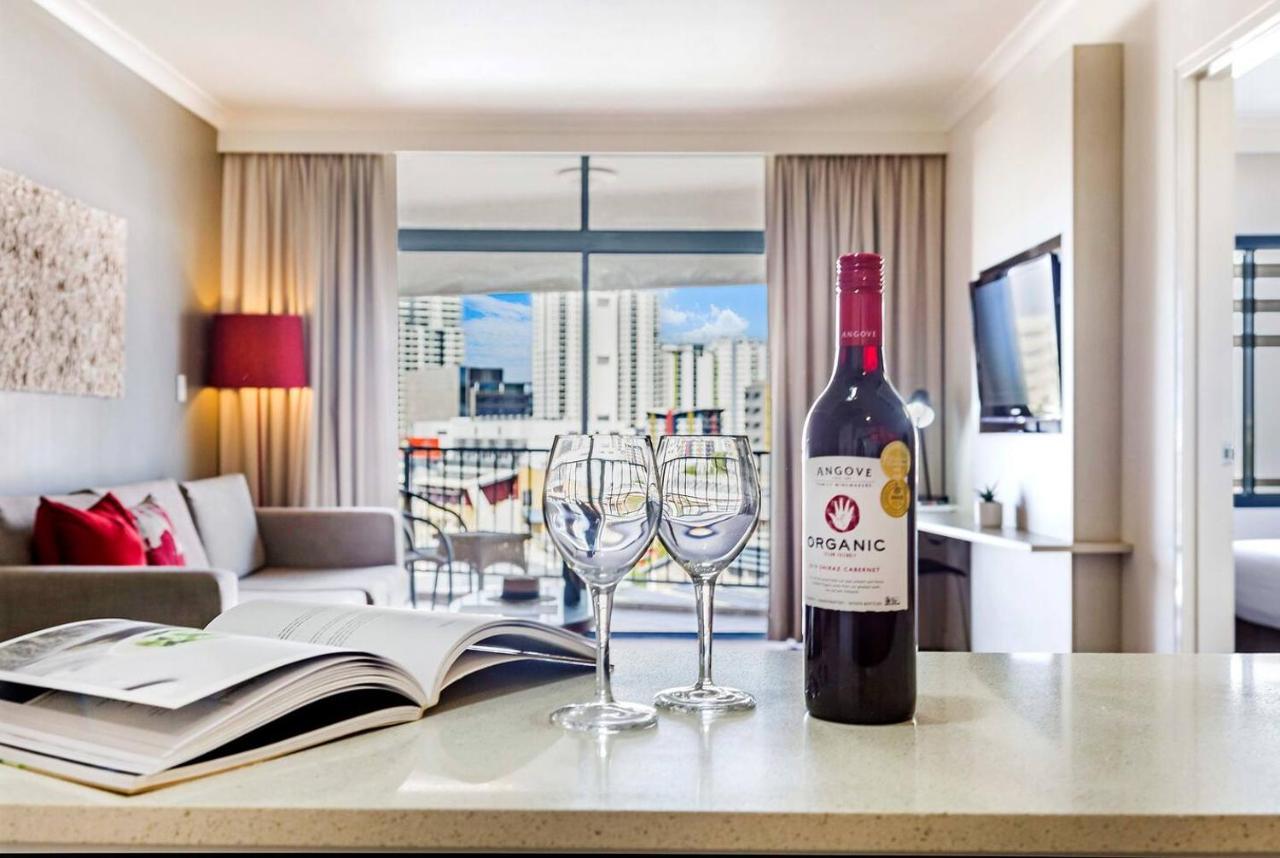 Escape On The Esplanade With Pool & Balcony Apartment *